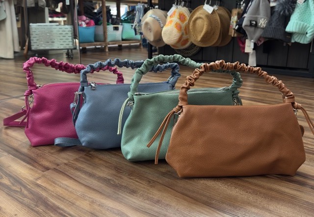 BFF Ledertasche mit süßen Cinch Henkel & Schulterband - Cognac Braun BFF Ledertasche mit süßen Cinch Henkel & Schulterband - Cognac Braun