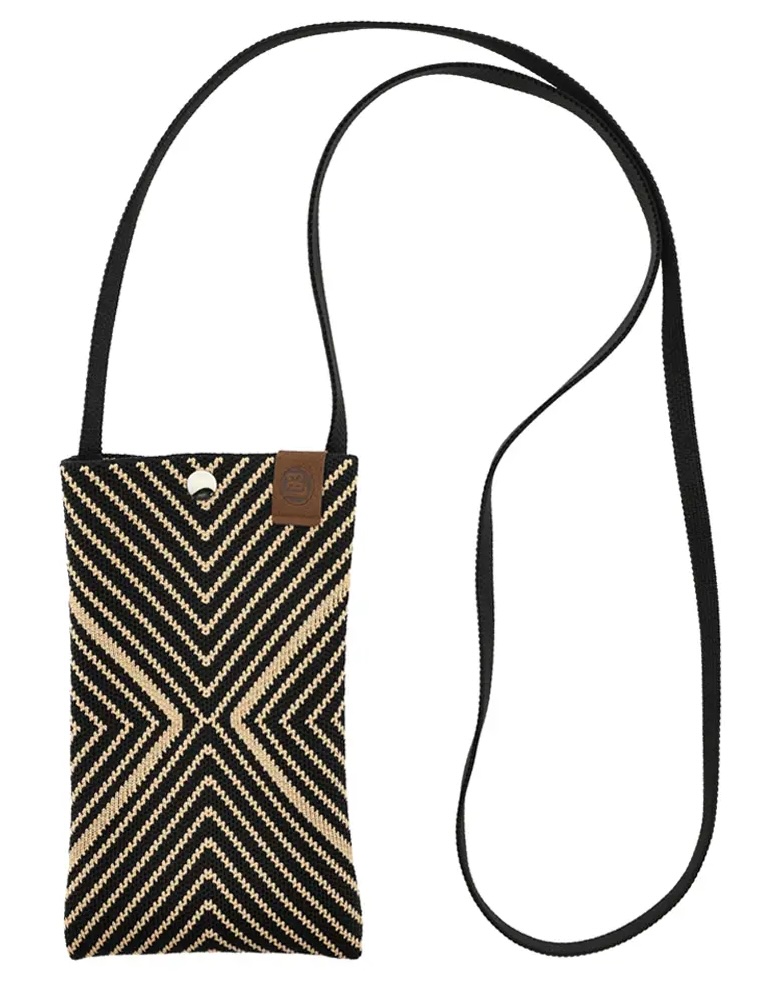 LOT83 Charlie Gestrickte Handytasche mit Druckknopf - Schwarz & Beige Zick Zack Muster LOT83 Charlie Gestrickte Handytasche mit Druckknopf - Schwarz & Beige Zick Zack Muster