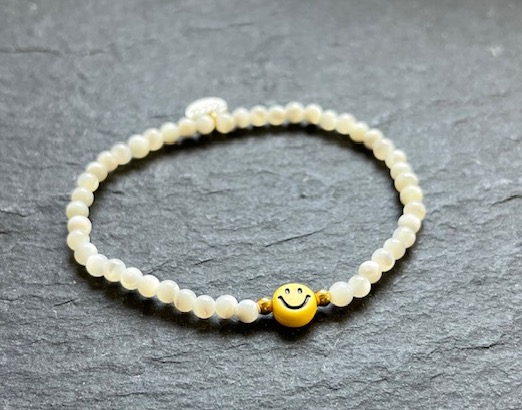 Lua Armband Elastisch - Süßwasserperlen & Smiley