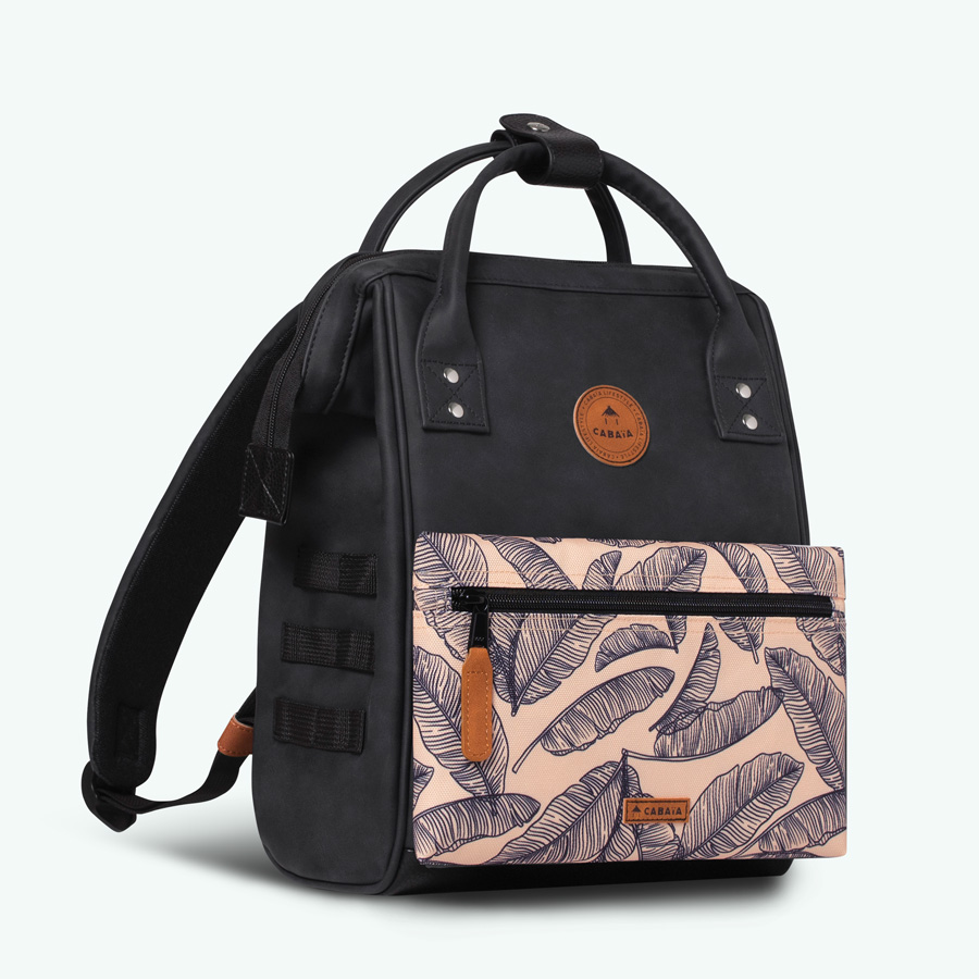 TDM-W22-ADVENTURER-SMALL-LE-HAVRE-3-4-FACE-POCHETTE-2-BD Cabaia Rucksack LE HAVRE Small (mit Laptop-Fach) - Schwarz