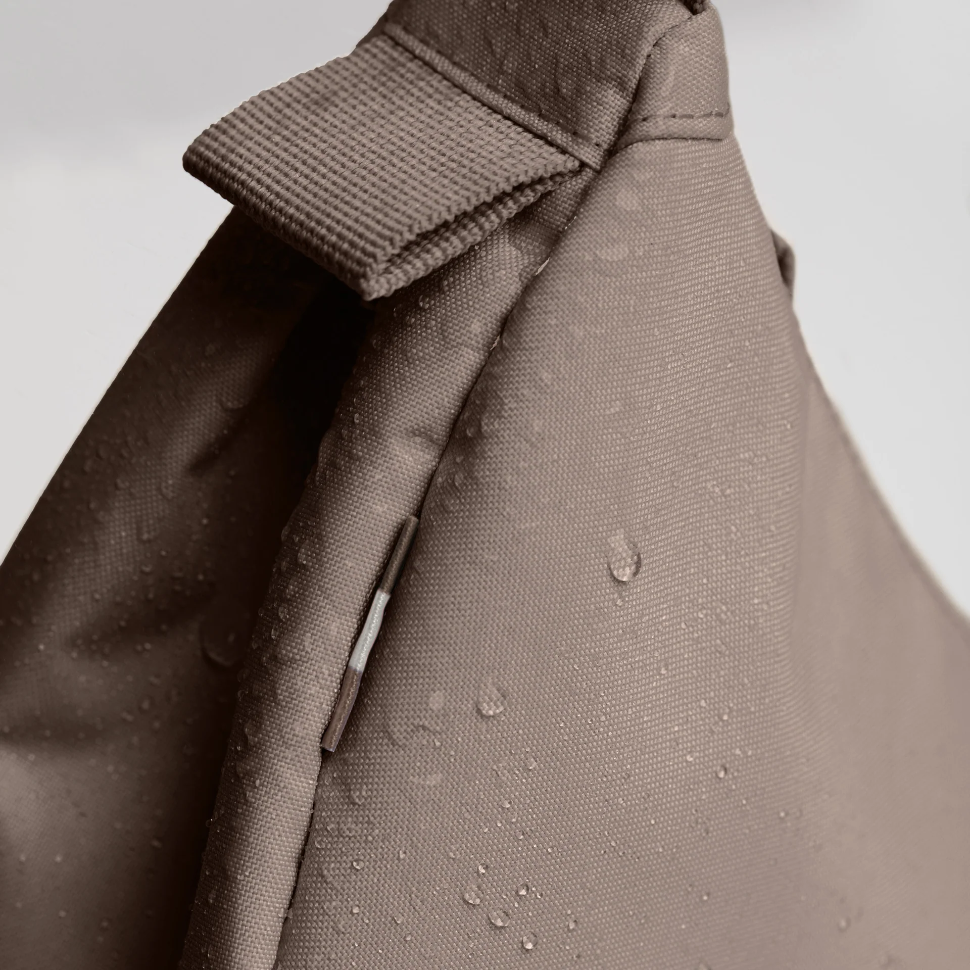 GOT BAG MOON BAG SMALL OYSTER - Small Crossbody in Taupe-Braun GOT BAG MOON BAG SMALL OYSTER - Small Crossbody in Taupe-Braun