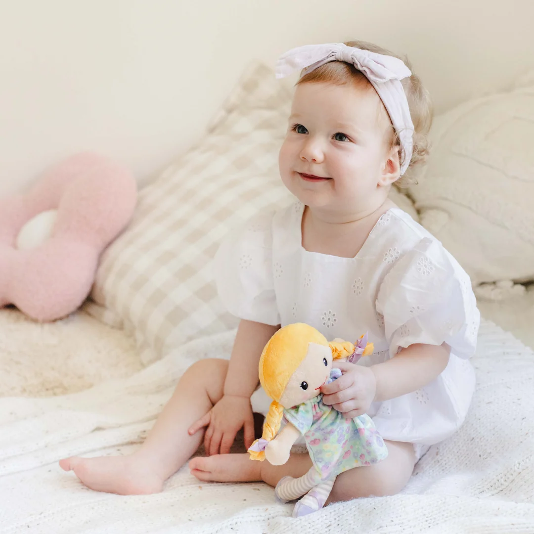 Tiger Tribe Mini Puppe Stoffpuppe Charlie mit Mint Blumen Kleid & Zöpfe Blond