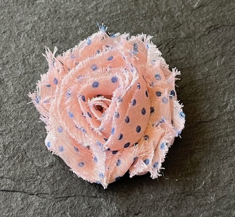 Wowzers Petit Shabby Chic Stoffblume Blüte - Altrosa Gepunktet - 3 Blumen Wowzers Petit Shabby Chic Stoffblume Blüte - Altrosa Gepunktet - 3 Blumen