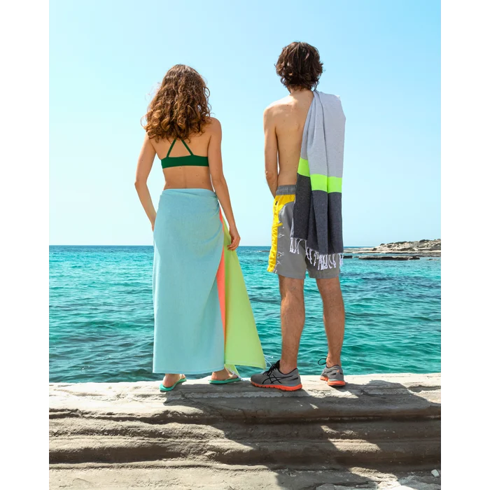 TOWEL TO GO NEON Baumwoll-Strandtuch Spa Saunatuch mit Geschenkbox - Blau und Coral