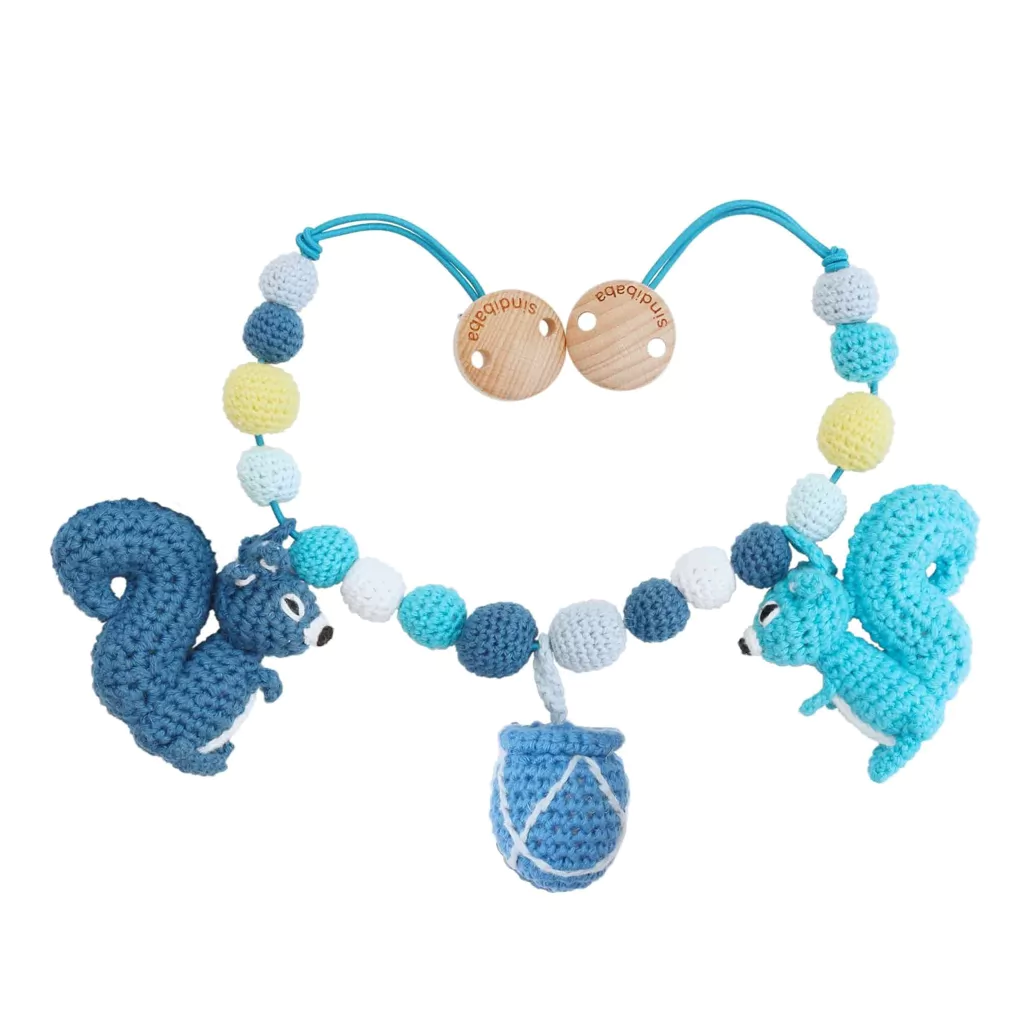 SINDIBABA-KINDERWAGENKETTE-HAKELTIERE-EICHHORNCHEN-BLAU Sindibaba Häkel Wagenkette Häkeltier Eichhörnchen Nutty in Blau