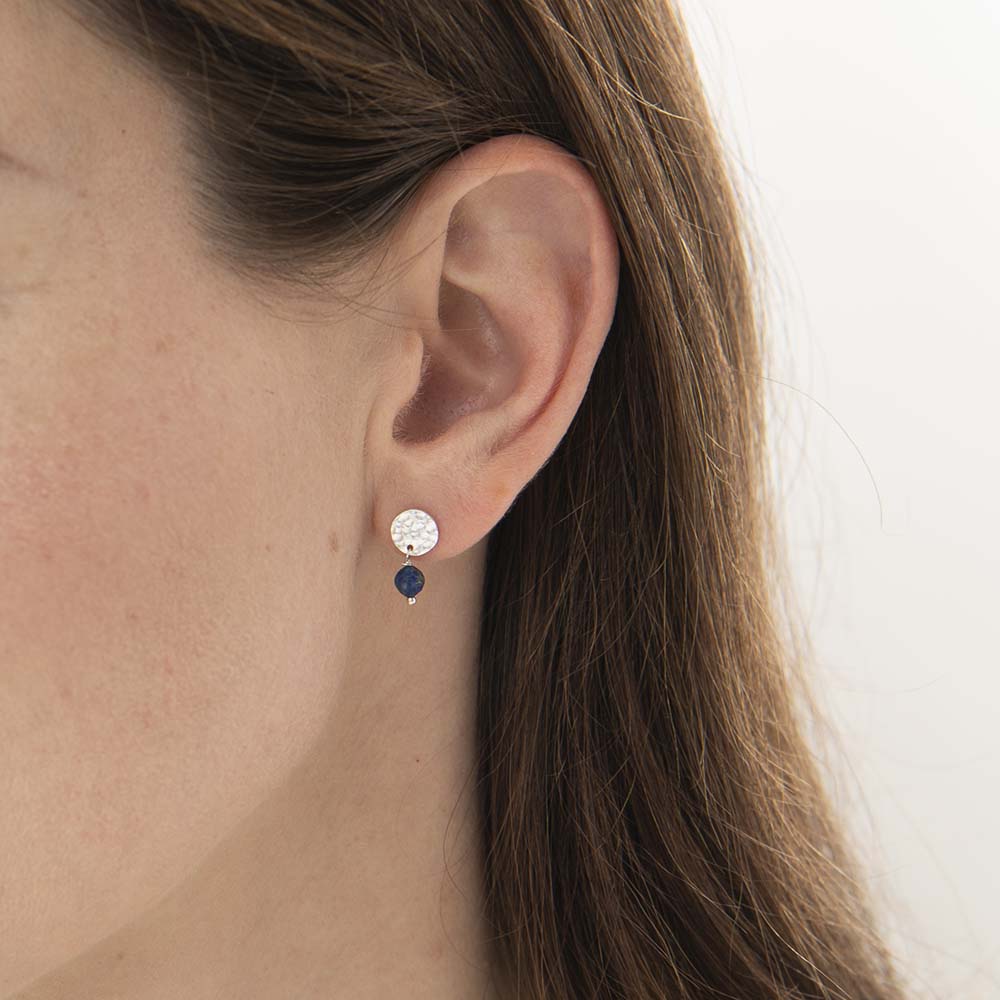 AW30803-Mini-Coin-Lapis-Lazuli-Silver-Earrings-model-1 A Beautiful Story Silber Ohrringe - Mini Coin Lapis Lazuli