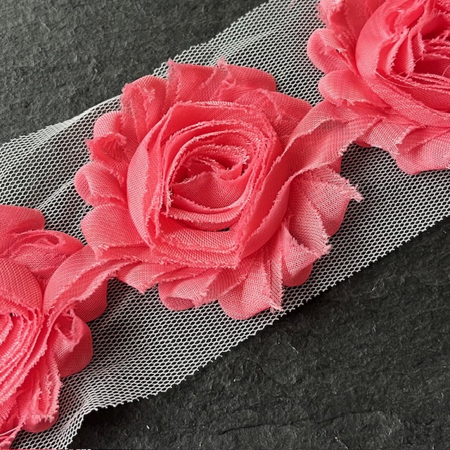 Wowzers Shabby Chic Stoffblume Blüte am Band - Coral Pink - 3 Blumen Wowzers Shabby Chic Stoffblume Blüte am Band - Coral Pink - 3 Blumen