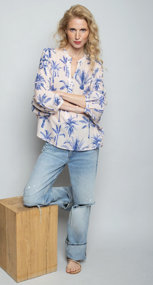 Emily van den Bergh Bluse mit V-Ausschnitt - Beige mit Palmen in Blau Emily van den Bergh Bluse mit V-Ausschnitt - Beige mit Palmen in Blau