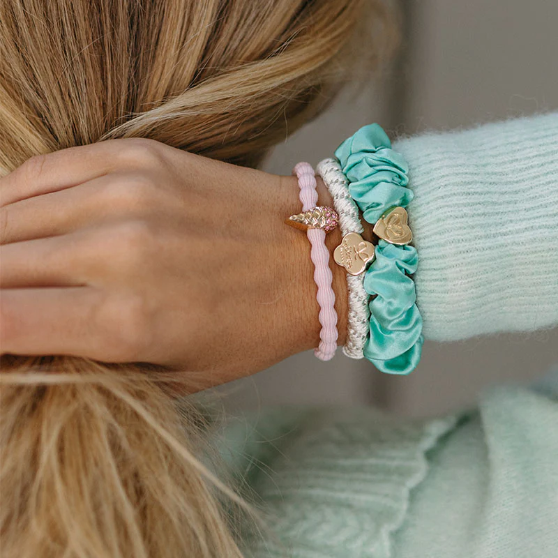 By Eloise Armband/Haargummi mit Charm - Strass Erdbeere Eistüte auf Zartrosa By Eloise Armband/Haargummi mit Charm - Strass Erdbeere Eistüte auf Zartrosa