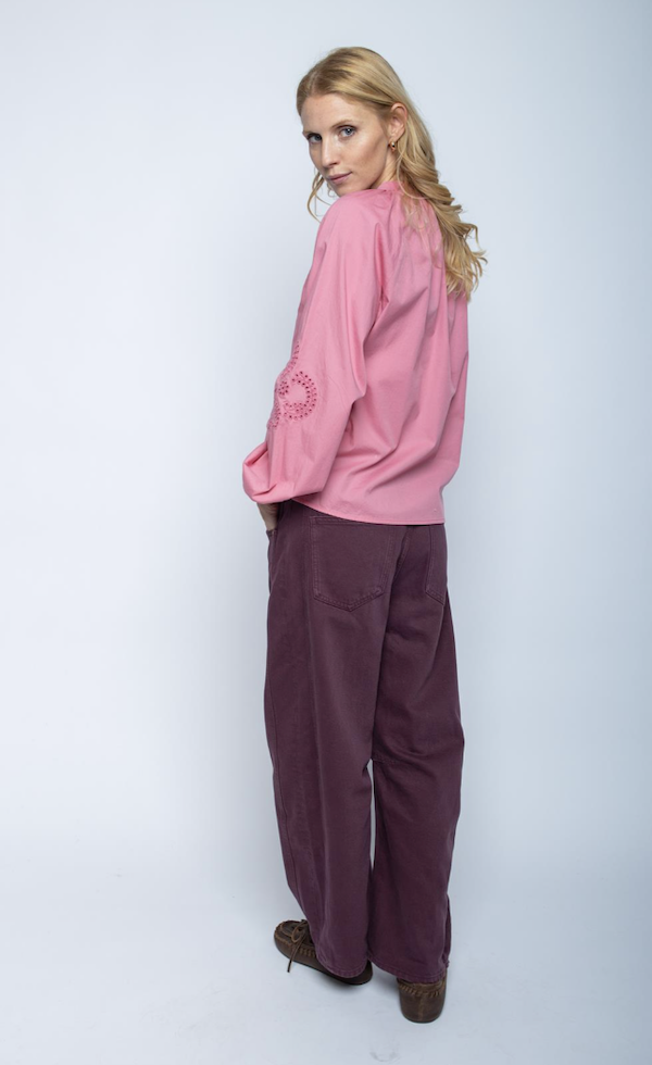 Emily van den Bergh Boho Bluse mit Stehkragen & Lochmuster in Blush Pink