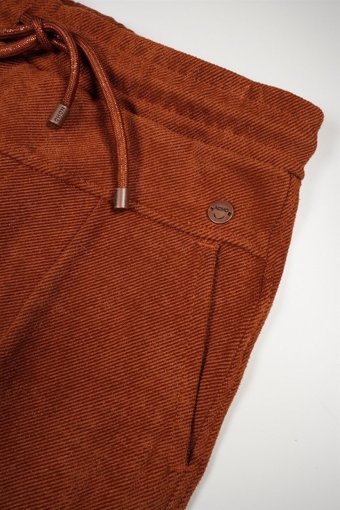 nono-meisjes-broek-twill-jersey-snooze-puppy-bruin-1 NONO Hose in Cognac mit Struktur