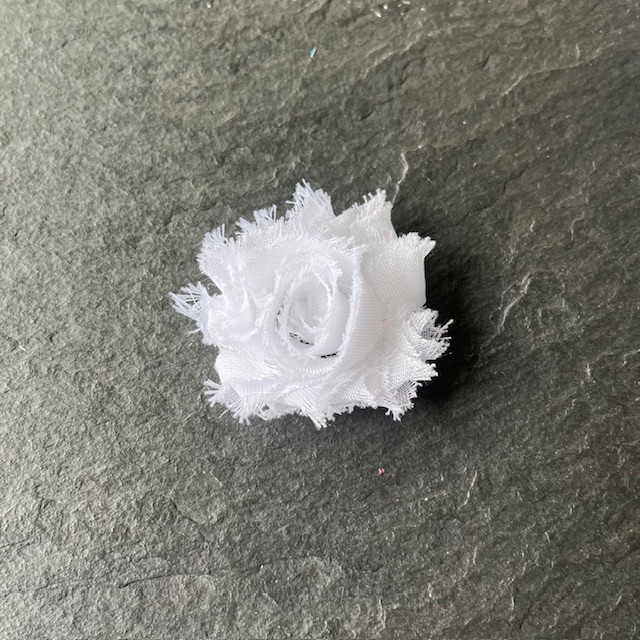 Wowzers Petit Shabby Chic Stoffblume - Weiß - 3 Blumen Wowzers Petit Shabby Chic Stoffblume - Weiß - 3 Blumen