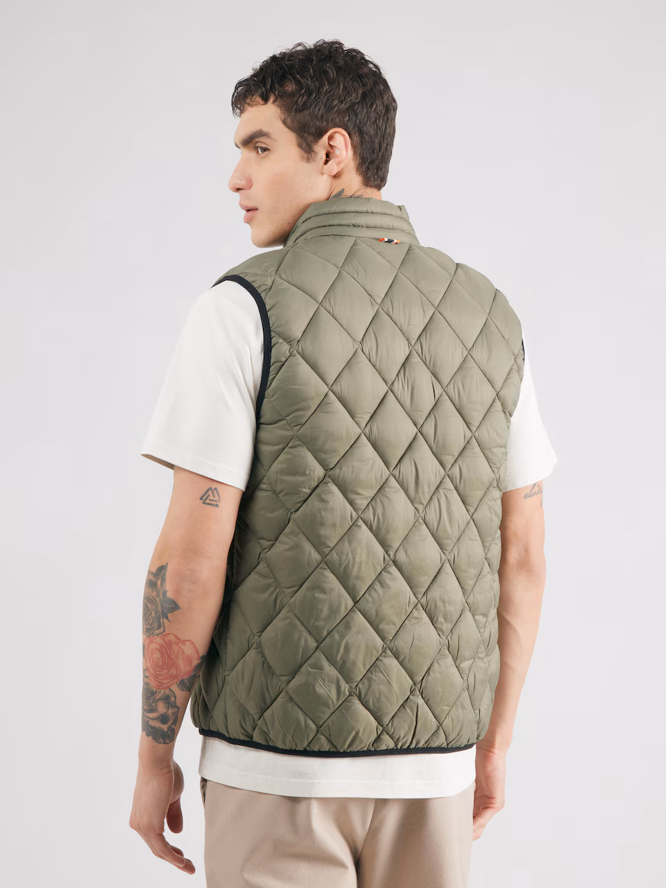 Superdry Herren Weste mit Diamantsteppung in Olivgrün Superdry Herren Weste mit Diamantsteppung in Olivgrün