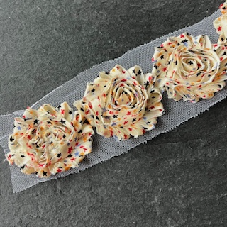 Wowzers Shabby Chic Stoffblume Blüte am Band - Sterne Bunt- 3 Blumen Wowzers Shabby Chic Stoffblume Blüte am Band - Sterne Bunt- 3 Blumen