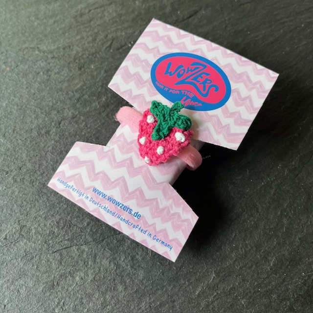 Wowzers Häkel-Erdbeere Haargummi - Rosa Wowzers Häkel-Erdbeere Haargummi - Rosa