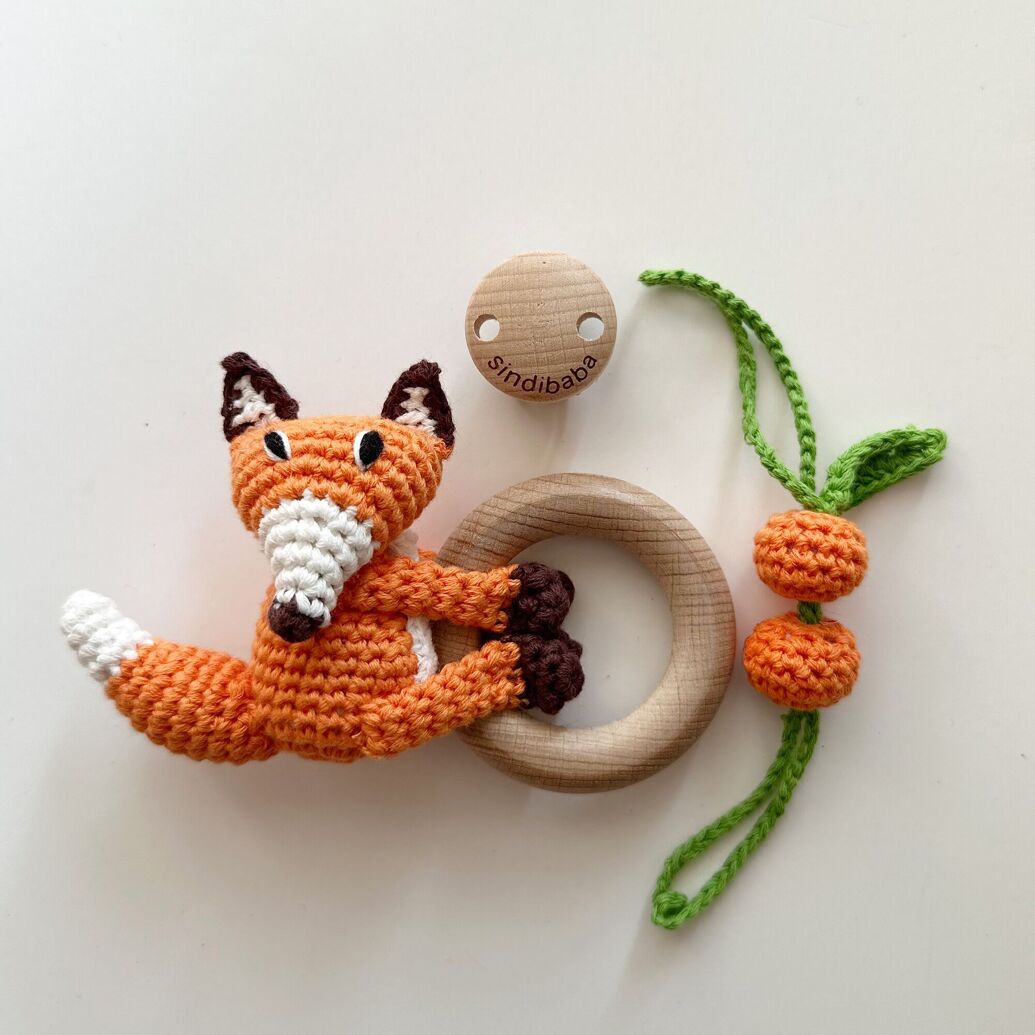 Sindibaba 3in1 Hängespielzeug Gehäkelt - Rasselring & Kinderwagenanhänger Fuchs Fred Sindibaba 3in1 Hängespielzeug Gehäkelt - Rasselring & Kinderwagenanhänger Fuchs Fred
