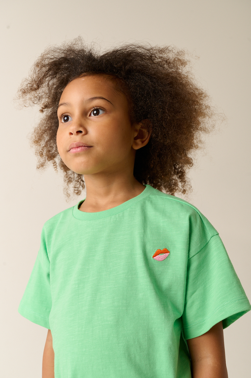 Tumble N Dry Ceara Kurzarm Cropped T-Shirt in Neon Grün mit Kussmund Stickerei