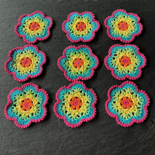 Wowzers Bastelbedarf Regenbogen Häkelblumen Applikation - 9 Blumen Wowzers Bastelbedarf Regenbogen Häkelblumen Applikation - 9 Blumen