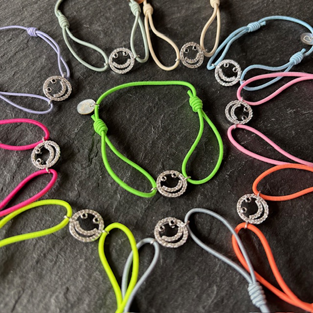 Lua Circle Happy Face Armband - Elastisch mit Smiley in Silber mit Glitzersteine - Wählen Sie Ihre Farbe Lua Circle Happy Face Armband - Elastisch mit Smiley in Silber mit Glitzersteine - Wählen Sie Ihre Farbe