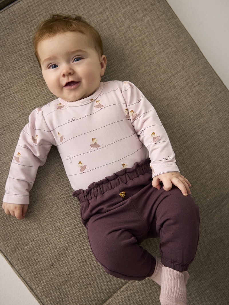 Minymo Baby Sweathose in Huckleberry mit Herz Knöpfe Minymo Baby Sweathose in Huckleberry mit Herz Knöpfe