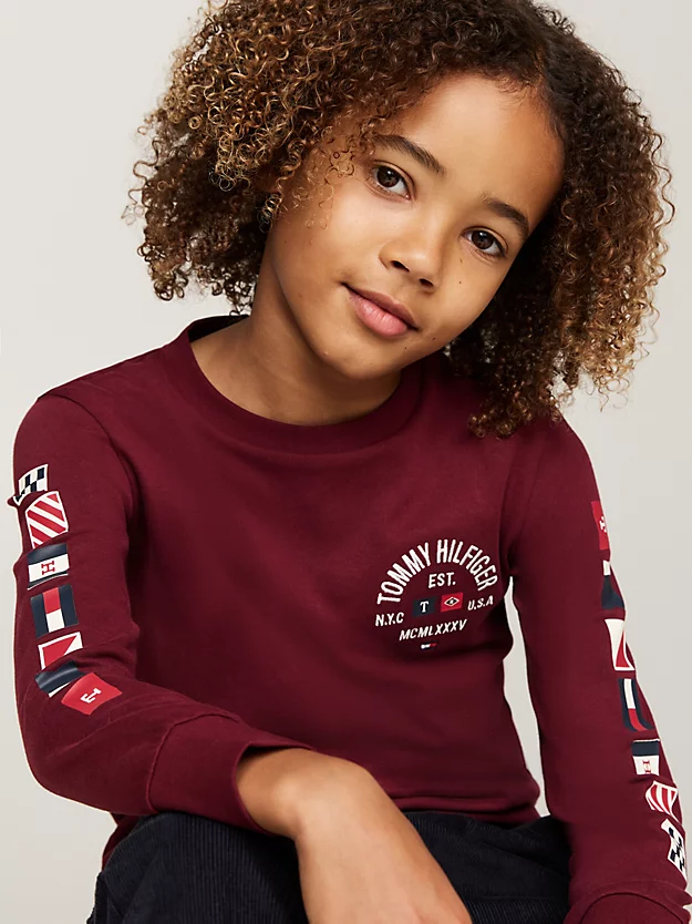 Tommy Hilfiger Langarmshirt mit Flag-Logo für Jungs - Deep Rouge Weinrot - SALE Tommy Hilfiger Langarmshirt mit Flag-Logo für Jungs - Deep Rouge Weinrot - SALE