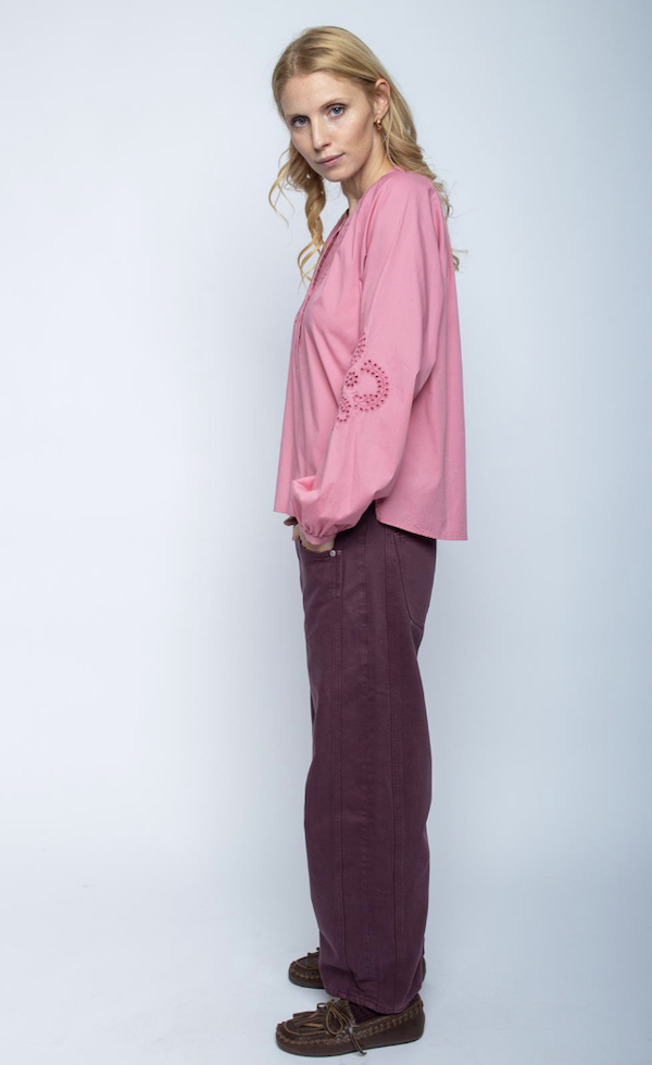 Emily van den Bergh Boho Bluse mit Stehkragen & Lochmuster in Blush Pink