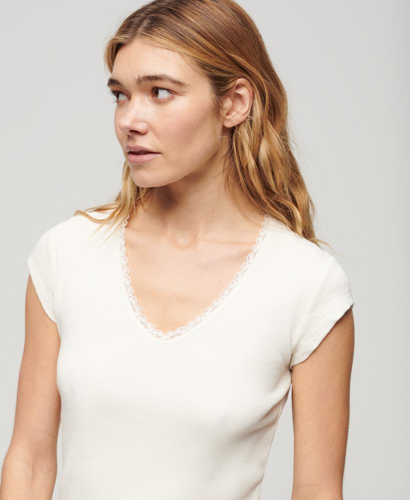 Superdry Damen Kurzarm Top in Weiß mit V-Ausschnitt
