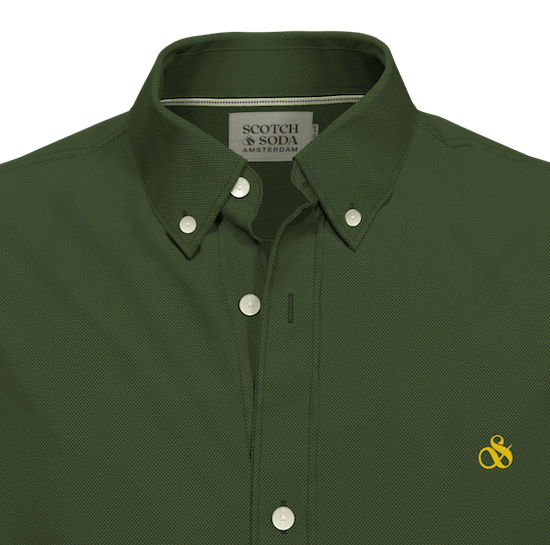 Hires_PNG-23164363-DDR-DTL2 Scotch & Soda Oxford Hemd in Oliv Grün mit gelbem Logo