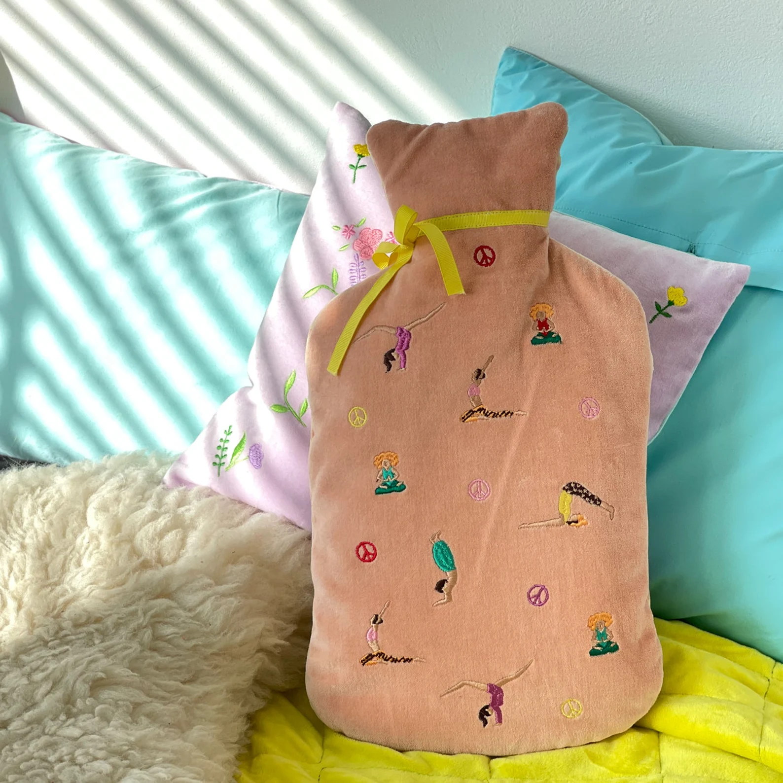 Noi Wärmflasche in Rosa bestickt Yoga 