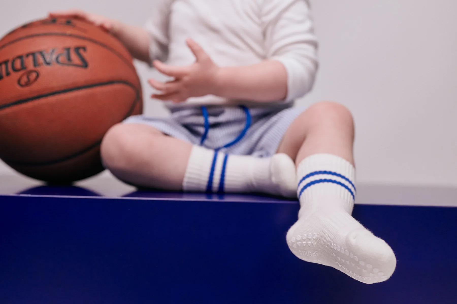 GoBabyGo Grip Sport Stopper-Socken in Weiß mit Blaue Streifen