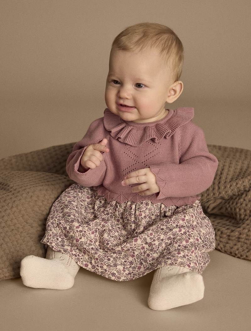 Minymo Baby Kleid in Nostalgie Rose Material Mix mit Strick und Vintage Blumen Rock