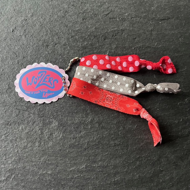 Wowzers Hair Ties Set von 3 Armbänder / Haargummis - Rote Bandana & Punkte Wowzers Hair Ties Set von 3 Armbänder / Haargummis - Rote Bandana & Punkte