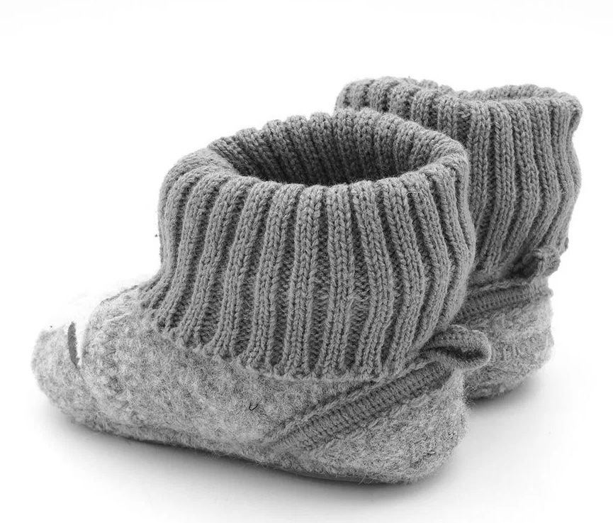 maximo Baby Hüttenschuhe aus 100 % Wolle in Grau meliert mit Schaf-Motiv und Anti-Rutsch-Sohle