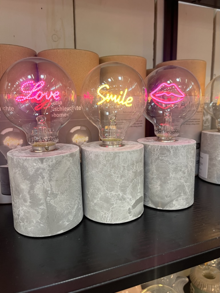 Mea Living Lucia Tischleuchte, Betonoptiksockel mit LED-Lampe in Pink „Lips"
