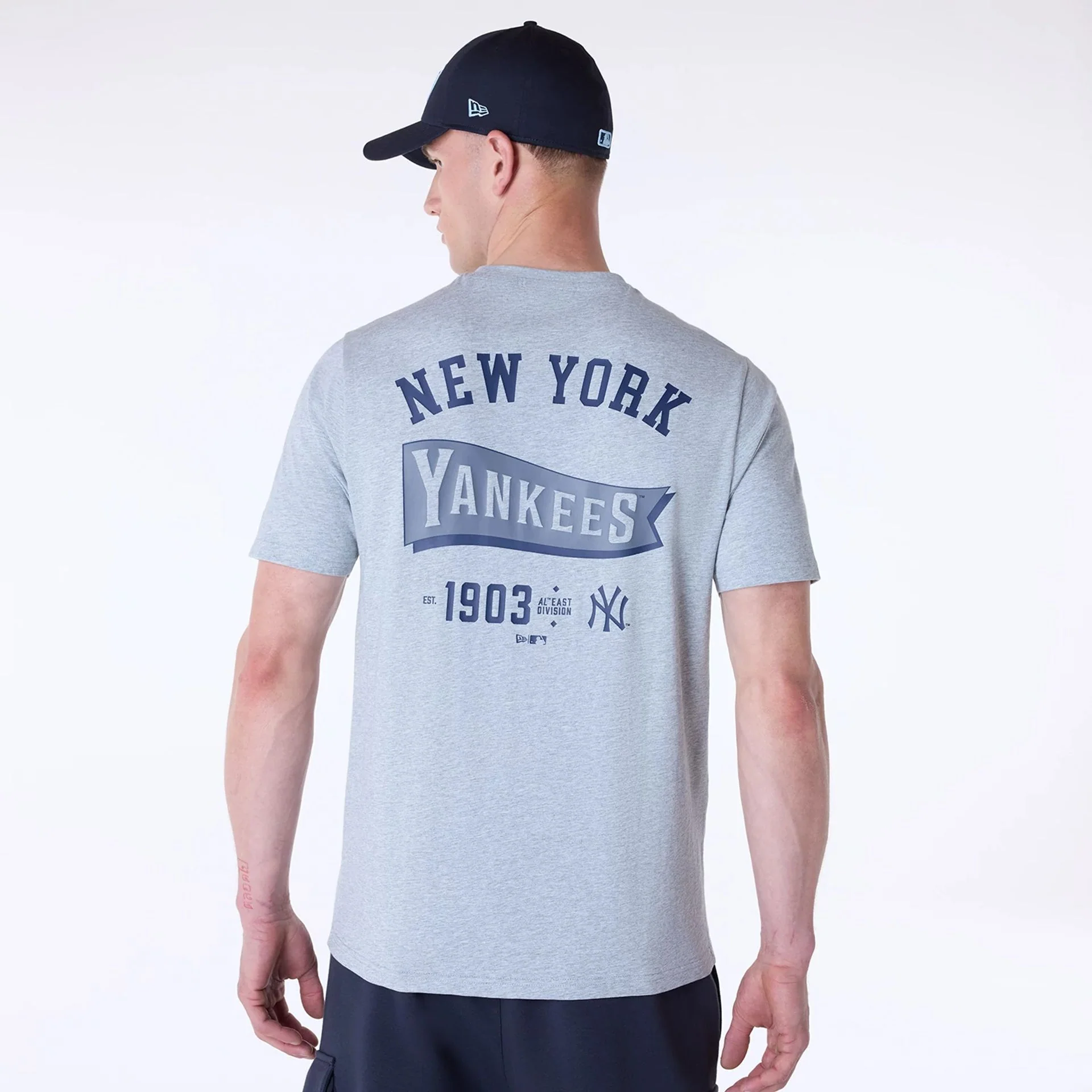 New Era T-Shirt in Graue - New York Yankees MLB Pennant Graphic - SALE New Era T-Shirt in Graue - New York Yankees MLB Pennant Graphic - SALE