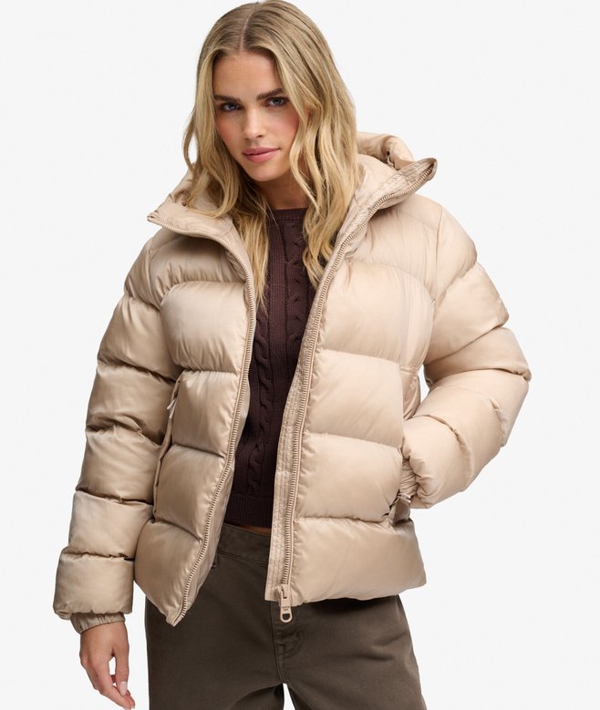 Superdry Damen Glänzende Winter Steppjacke mit Kapuze – Schmale Passform in Mushroom Beige Superdry Damen Glänzende Winter Steppjacke mit Kapuze – Schmale Passform in Mushroom Beige