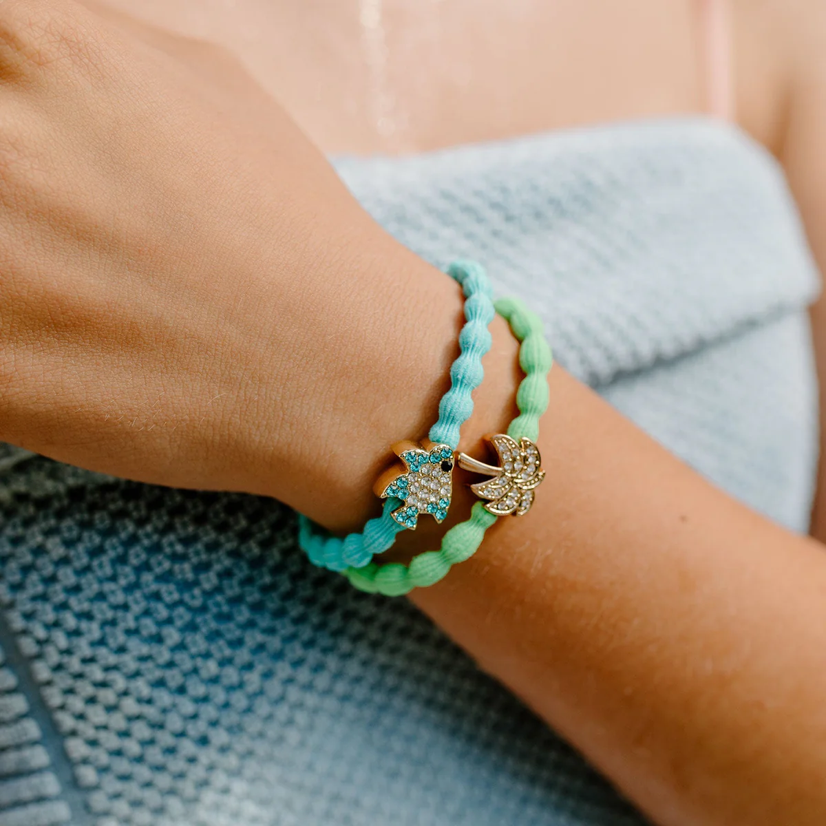 By Eloise Armband/Haargummi mit Charm - Strass Palme auf Neon Grün