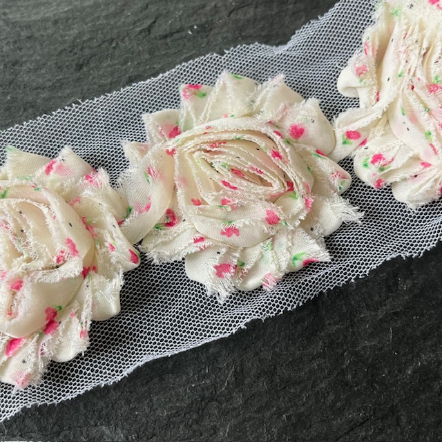 Wowzers Shabby Chic Stoffblumen Blüten am Band - Creme Blumen Pink - 3 Blumen Wowzers Shabby Chic Stoffblumen Blüten am Band - Creme Blumen Pink - 3 Blumen