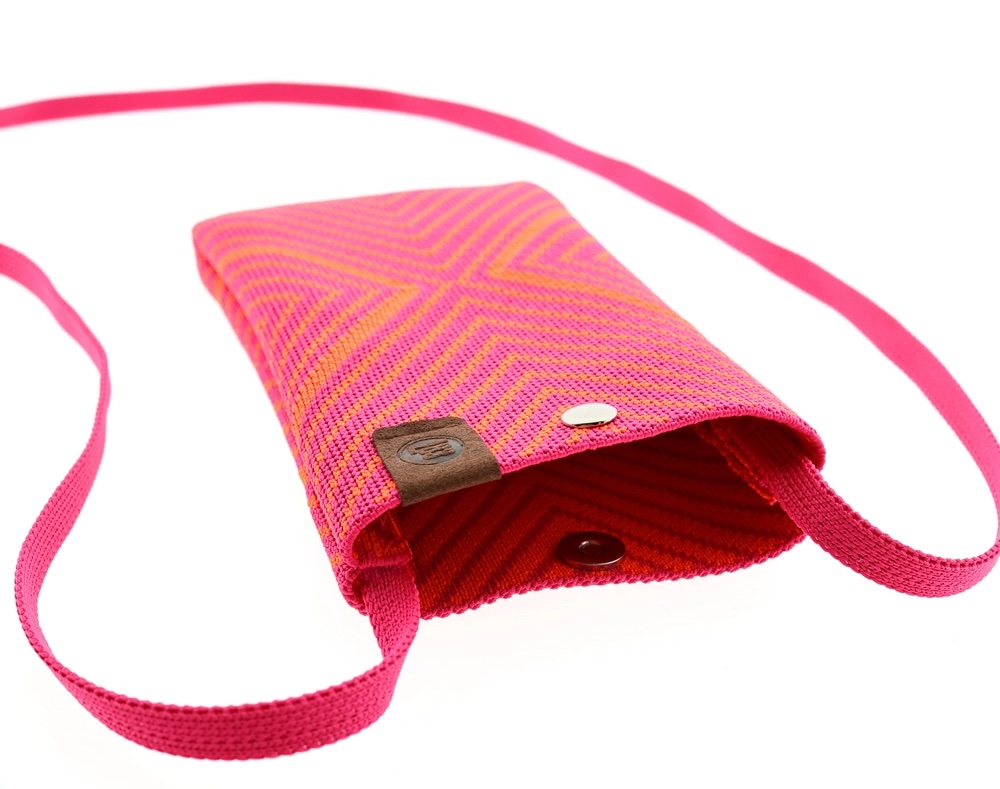 LOT83 Charlie Gestrickte Handytasche mit Druckknopf - Neon Pink & Orange Zick Zack Muster LOT83 Charlie Gestrickte Handytasche mit Druckknopf - Neon Pink & Orange Zick Zack Muster