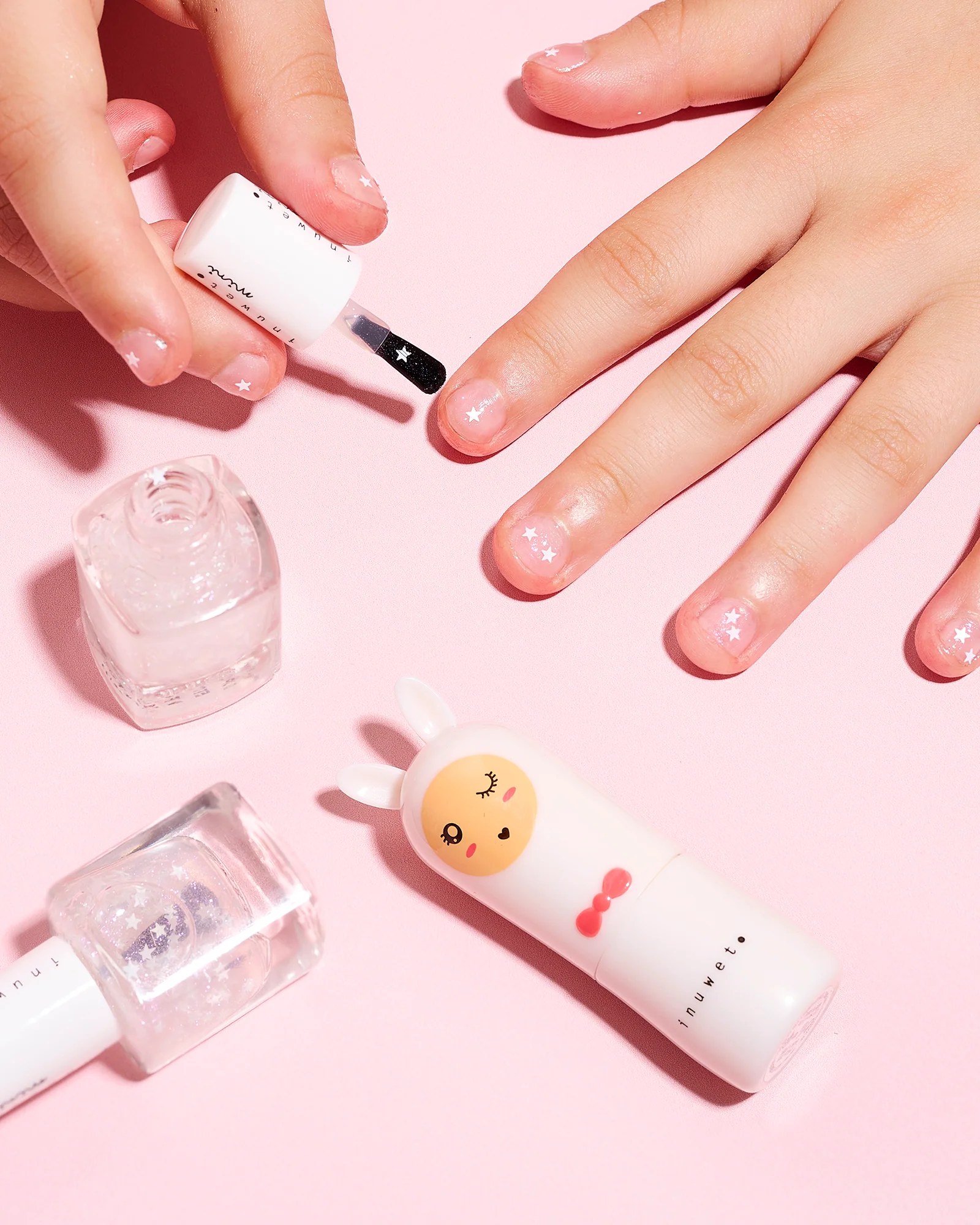 Vernisetoilesavecmainetbaumeblanc_ec8662e3-52e9-48b5-904c-db753a95b398_2000x inuwet Kinder Wasserbasierter Nagellack Top Coat mit Sterne