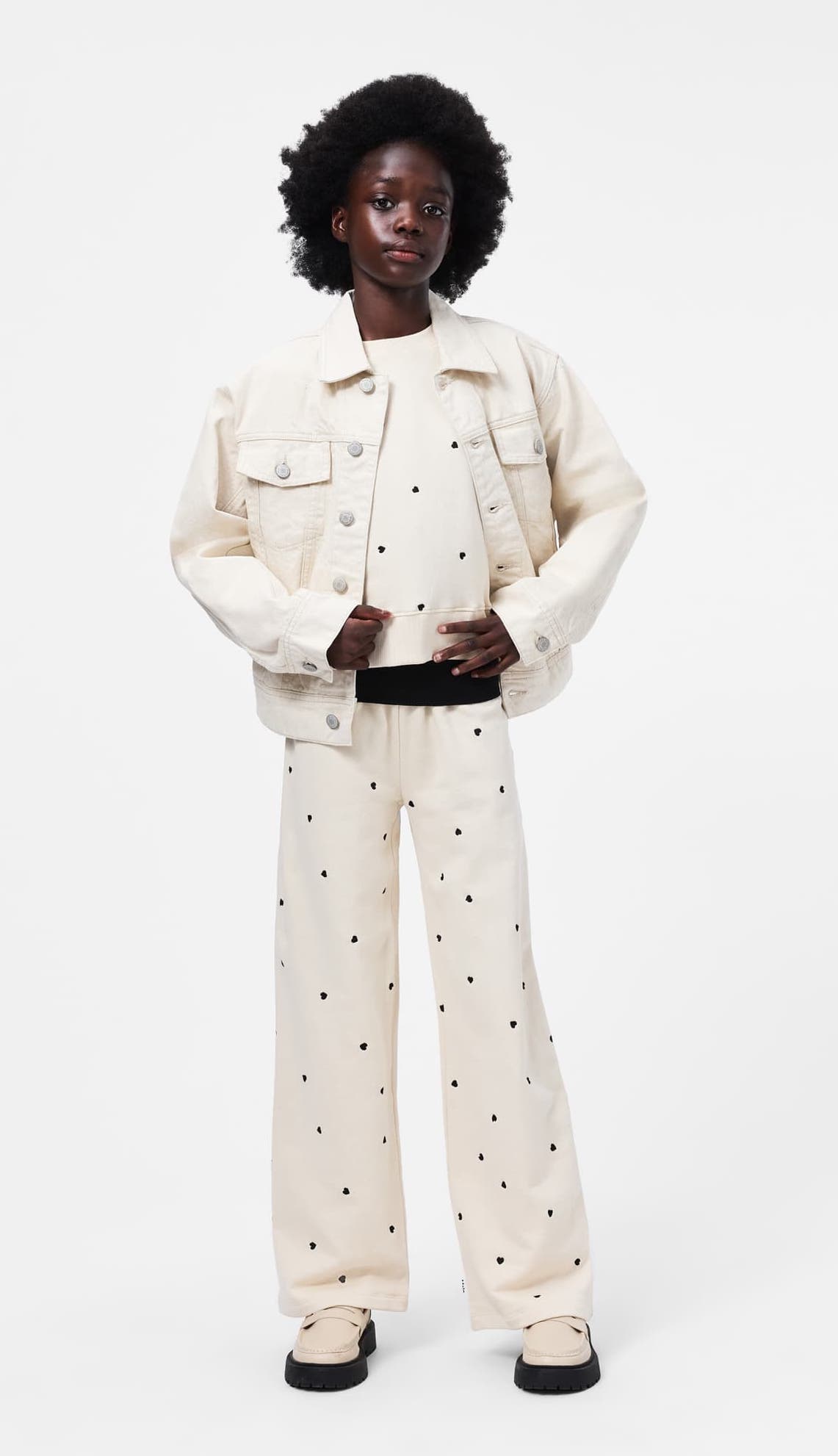 Molo Anna Sweathose in Sand Creme mit Confetti Herzen Allover 