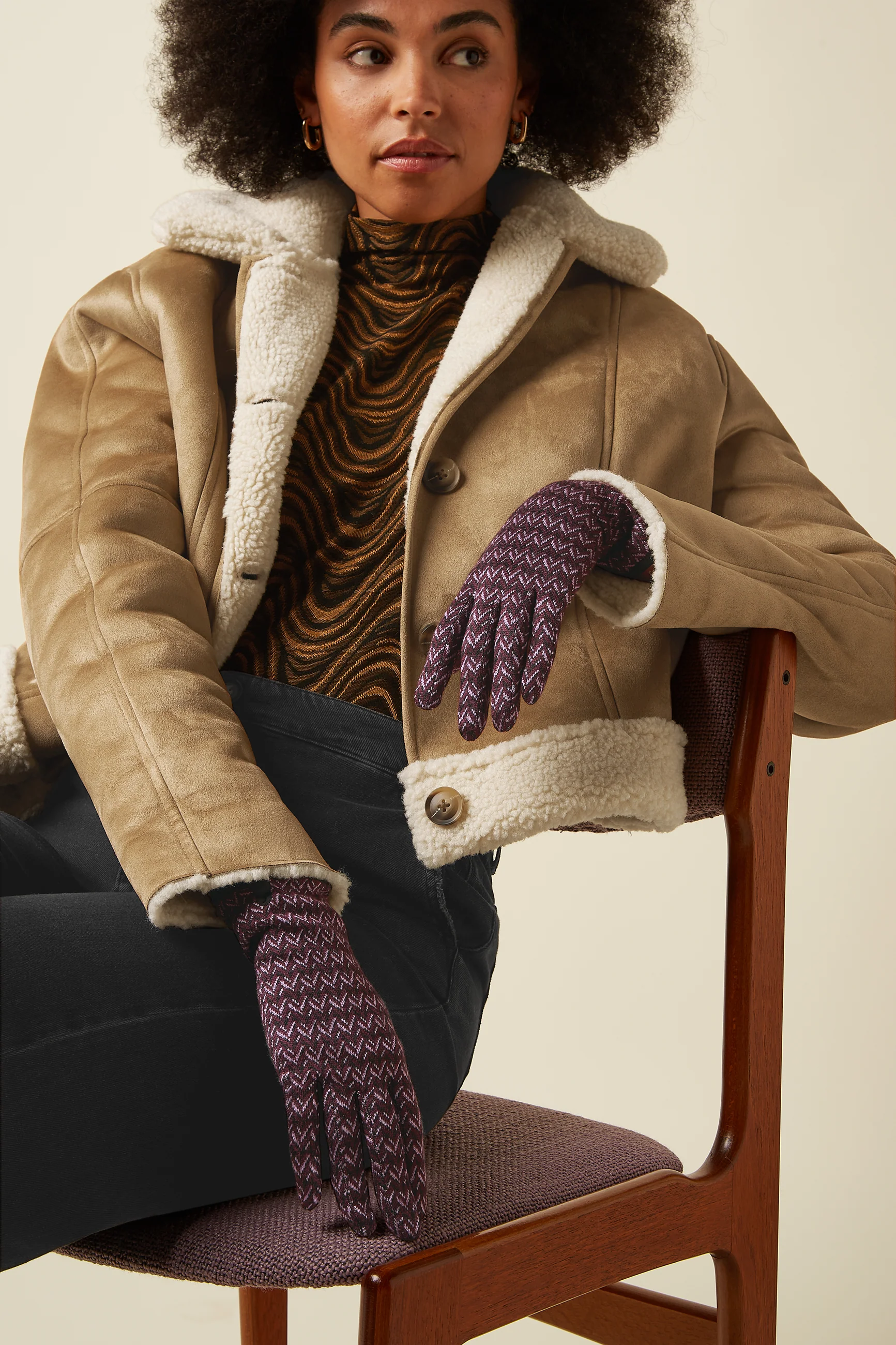 King Louie Wander Glove Lange Strickhandschuh Schwarz Lila Weinrot Zick Zack King Louie Wander Glove Lange Strickhandschuh Schwarz Lila Weinrot Zick Zack