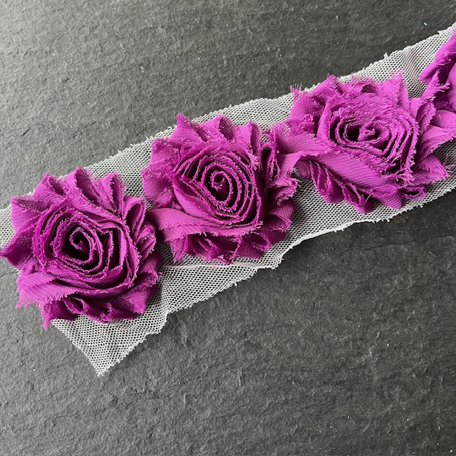 Wowzers Shabby Chic Stoffblume Blüte am Band - Deep Purple - 3 Blumen Wowzers Shabby Chic Stoffblume Blüte am Band - Deep Purple - 3 Blumen