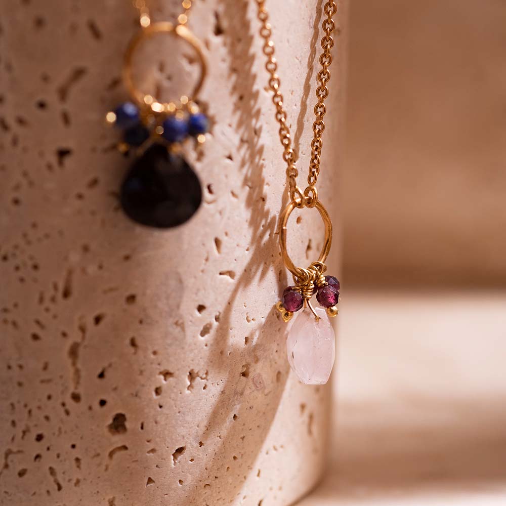 AW31113_Illusion-Rose-Quartz-Garnet-Necklace-Gold-Plated_4_A-Beautiful-Story A Beautiful Story Illusion Rosenquarz Granat Vergoldete Halskette