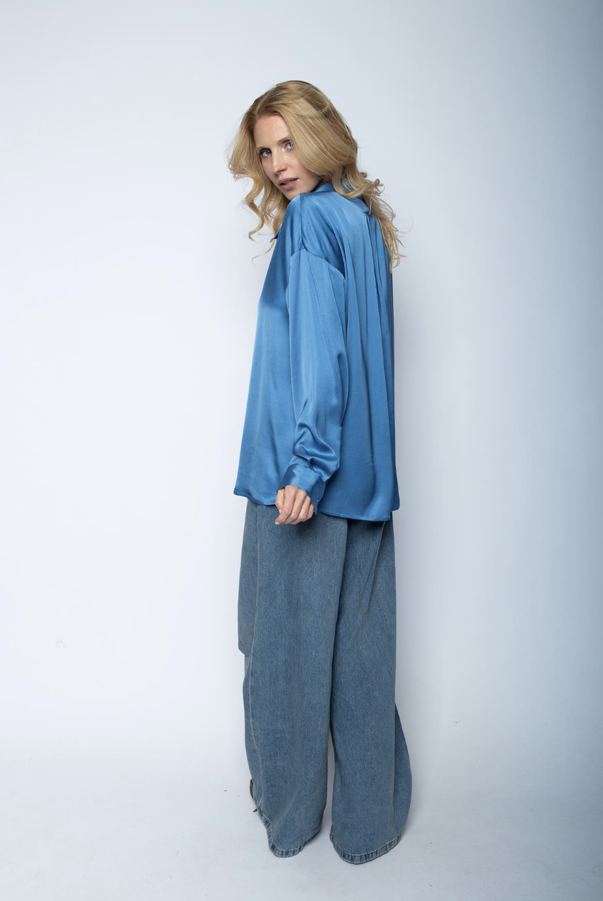 Emily van den Bergh Oversized Satin Hemdbluse mit überschnittener Schulter - Denim Blau Emily van den Bergh Oversized Satin Hemdbluse mit überschnittener Schulter - Denim Blau