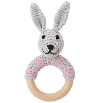 sindibaba-rassel-hase-am-holzring-grey-pink Sindibaba Rassel Holzring Bambus Häkeltier Hase in Rosa