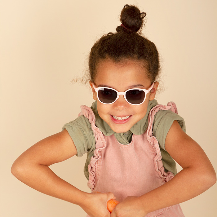 LITTLEKIDS_WAZZ_BLUSH_lifestyle2_v2 KiETLA Kleinkind Sonnenbrille WAZZ (UV-Schutz 3) mit rosa Rahmen