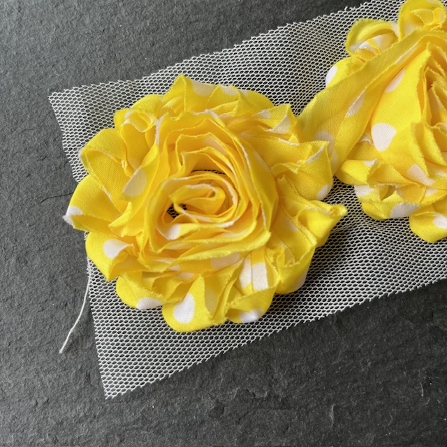 Wowzers Shabby Chic Stoffblume Blüte am Band - Gelb Polka Dots - 3 Blumen Wowzers Shabby Chic Stoffblume Blüte am Band - Gelb Polka Dots - 3 Blumen