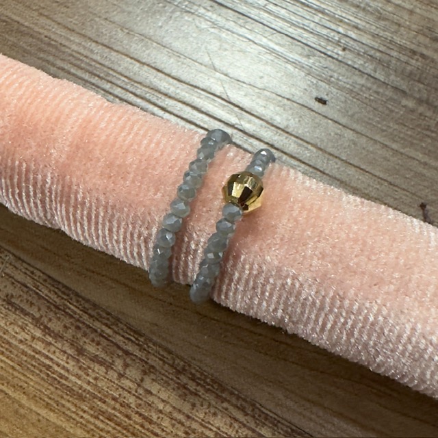 Lua Elastisches Ring - Graue Steine mit Gold Perle