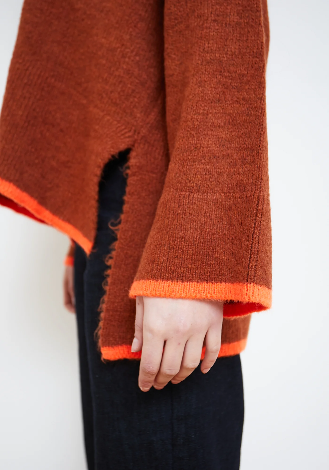 Dr Bloom Hug Pullover in Braun & Hellblau - Oversized Strickpulli mit V-Ausschnitt Dr Bloom Hug Pullover in Braun & Hellblau - Oversized Strickpulli mit V-Ausschnitt